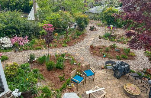 Unwind Fireside and Walk to Dtwn! Tyron Retreat - Foto 24