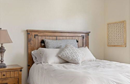 Stylish Silver Falls 4BR KING Master Game Room - Photo 25