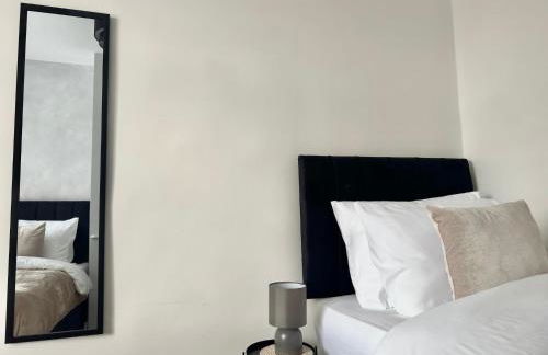 Central 4 Bed Home, FreeParking, 5TVs, Superfast WiFi - Photo 18