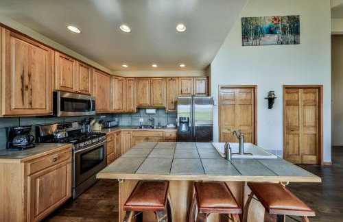 Mountain Bliss 3 BR Retreat With Views and Hot Tub - Foto 12