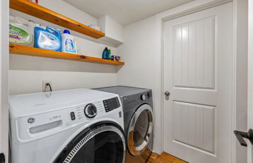 Modern 3BR Condo Walk to Downtown and UT with Parking - Foto 42