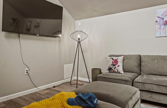 Inn the Poconos by Avantstay Private Lake Access Enclosed Hot Tub - Photo 19