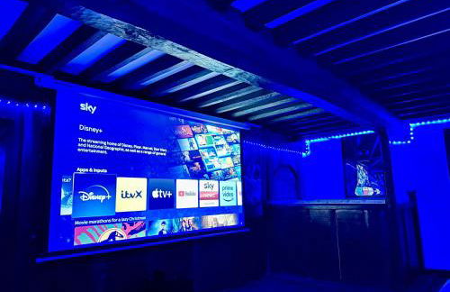 16th Century Farm House,6 Beds,5 BATHROOMS,SLEEPS 15,BBQ,HOT TUB,CINEMA ROOM WITH SURROUND SOUND,With Cymru Holidays - Foto 18