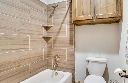 Elegant Sunset Meadow Ranch in Texas with Hot Tub - Photo 19