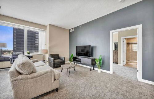 Luxury Condo w/ Lake Views! Center of Downtown - Foto 20