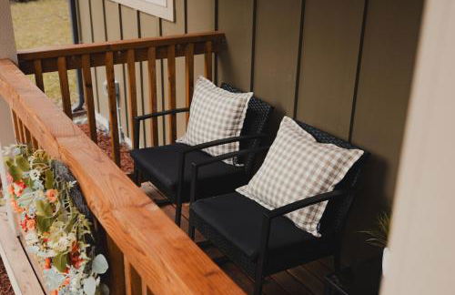 Cabin Minutes to Mt Rainier - EV, HotTub, 2 Queen and Twin - Photo 14