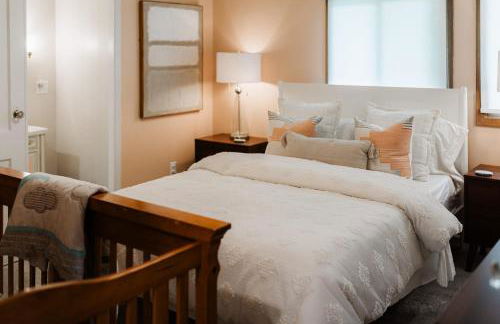 Beautiful 3BR Home Near Lake MI - Photo 2