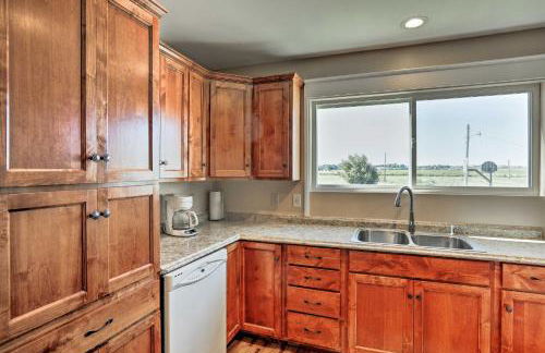 Wyoming Farmhouse Retreat! 10 Mi to Bighorn Canyon - Foto 8