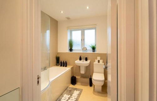 Perfect Getaway 3 Bedroom Home with Fast WiFi & Parking - Photo 7