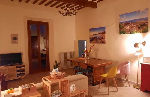 INCANTEVOLE CASA TOSCANA con travi in legno, ampia terrazza e vista sulle colline - Foto 21