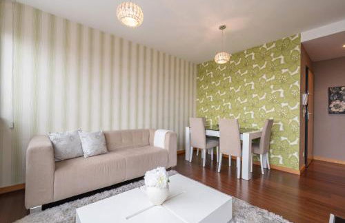 Modern Flat with Balcony & Garage by HostWise - Foto 1