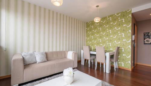 Modern Flat with Balcony & Garage by HostWise - Foto 1