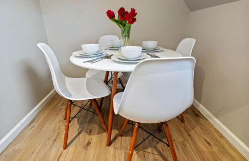 Modern 2BR Near NYC with Free Parking and Workspace - Foto 1