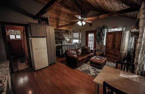 Blue Bird Cabin with Hot Tub in Texas Hill Country - Foto 5