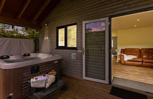 The Clover Lodge, Redlake Farm - Hot tub, BBQ, free parking - Foto 12