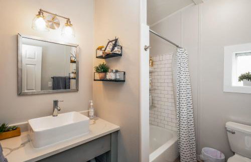 Renovated Bungalow Getaway - Foto 65