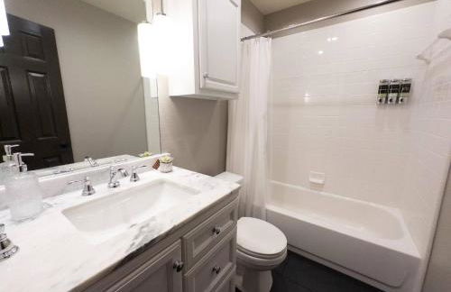 Your Family’s Home Away from Home w/ No Extra Fees - Foto 49