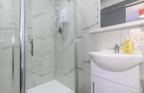 Leeds Stay Private En-Suite Room Shared Kitchen - Pass the Keys - Photo 25