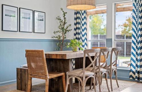 Sunny 4BR with Backyard Oasis - 15 Min to Lakes - Foto 4