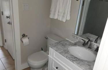 Quiet 2 bedroom condo on Gulf with pool and pond - Photo 29