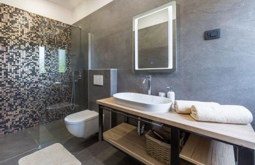 Moderne Villa mit Privatpool, Meerblick, Babybett, BBQ, klimatisierte Schlafzimmer - perfekt zum Biken - Photo 27