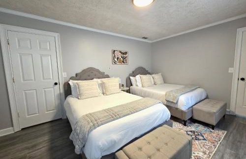 Cozy 5 BR Retreat Coffee StationFirepitPatio - Photo 45