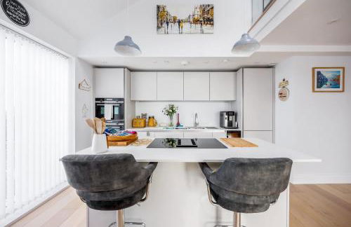 Dolce Vita - Duplex Apartment with Incredible Harbour Views - Photo 15