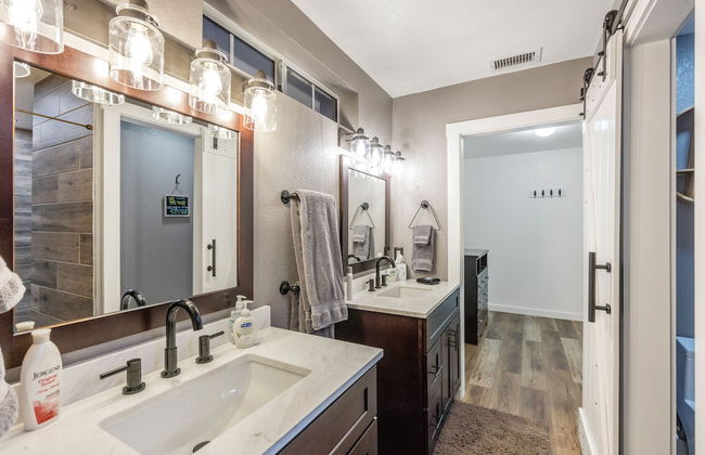 New Luxury Prescott Lynx B B 4k ft2 Sleeps 22 - Photo 14