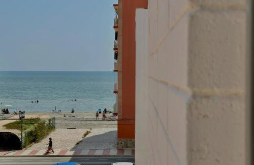 Apartamento con terraza y parking en primera línea - Foto 25