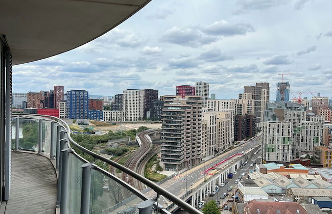 Delightfully Spacious Bright 2bedroom - Photo 20