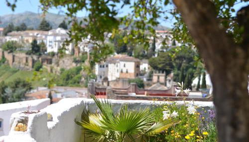 City Central Studio +Private Garden +Amazing View - Photo 2