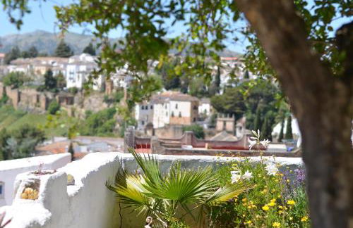 City Central Studio +Private Garden +Amazing View - Photo 2