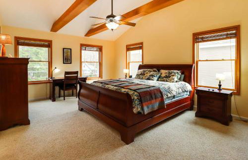 Lakefront Poconos Family Home with Pool Access - Foto 13