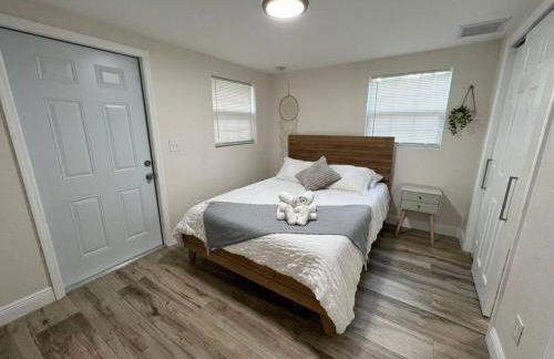 Stylish Chic King Bed Ybor DT - Foto 10