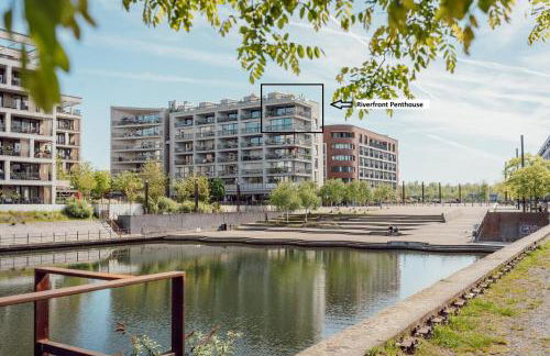 Stylish Riverfront Penthouse with Skyline View - Foto 1