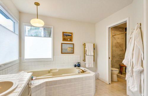 Near Shops and Cafes Beaverton Haven with Luxe Decor! - Foto 21