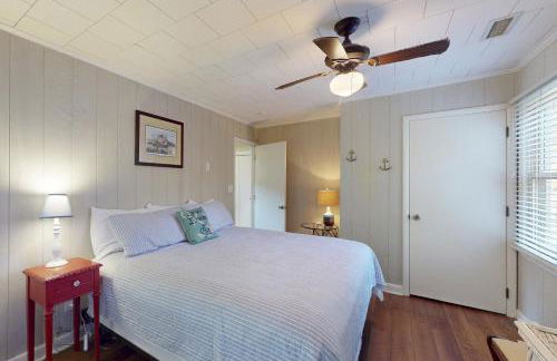 3rd-row beach cottage with ocean views, beach access, deck, & grill - Foto 8