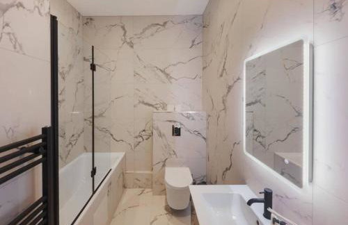 Spacious Luxury Penthouse, 2BR, Private Parking - By Tempstay - Photo 8