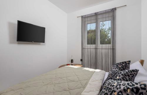 Villa Lemily - Five Bedroom with Swimming Pool - Photo 16