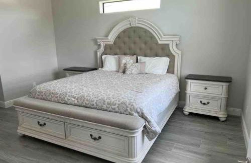 Newly built Villa Ballerina with heated pool and incredible view into beautiful Arrowheadcanal - Photo 20