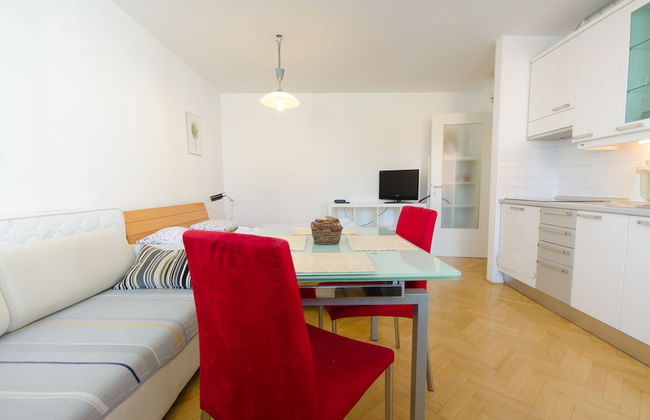 City centre studio with a balcony - Photo 3