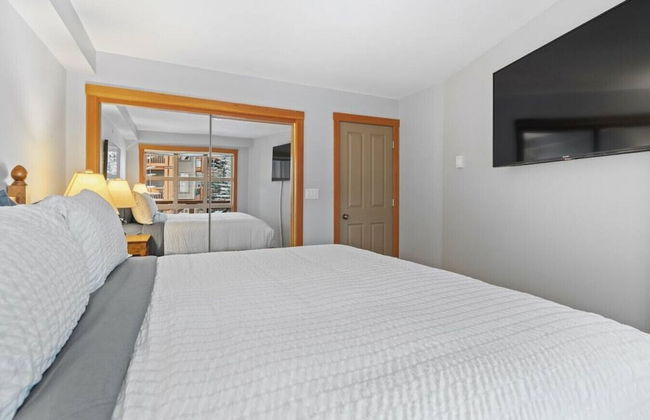 PENTHOUSE in the HEART of Panorama Village | TRUE Ski In/Out | Pools & Hot Tubs - Foto 2