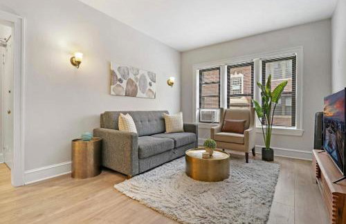 Warm & Lovely 2BR Apt close to Dining & Shops - Touhy 1S - Foto 2