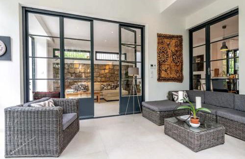 Magical Villa with Secluded Garden - Beach, Port & Centre - Photo 6