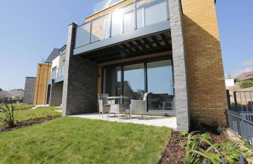 MERAKI 4 by BOURNECOAST - A Modern Apartment with a Patio and Parking - Sea Glimpses - FM8413 - Foto 1