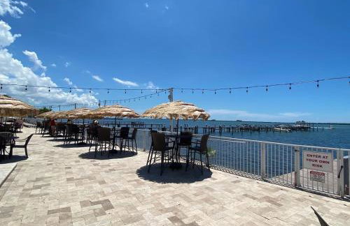 Condo in Waterfront Resort with Balcony Close to Beaches Free Bikes - Photo 28