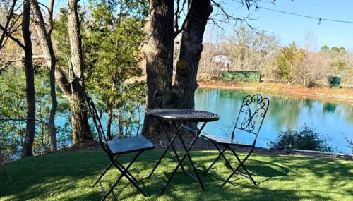 Whimsical Lakefront Tiny Home with Hand-Drawn Doodle Design Near Bastrop, Texas - Foto 5