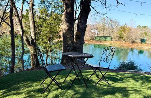 Whimsical Lakefront Tiny Home with Hand-Drawn Doodle Design Near Bastrop, Texas - Foto 5