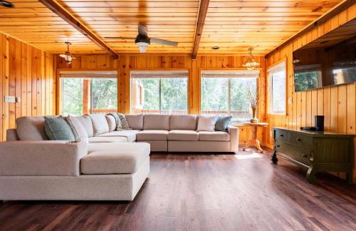 Sequoia Retreat- Spacious Cabin, Hot tub, & Sundeck - Foto 58