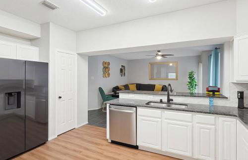 Newly updated 5BR/2.5BA w/pool sleep 16 ppl• - Photo 27